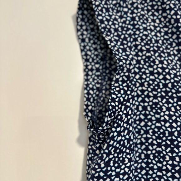 Dalia Collection Blouse Women Sz:M cap sleeve VNeck Blue White Geometric pattern - Picture 8 of 8